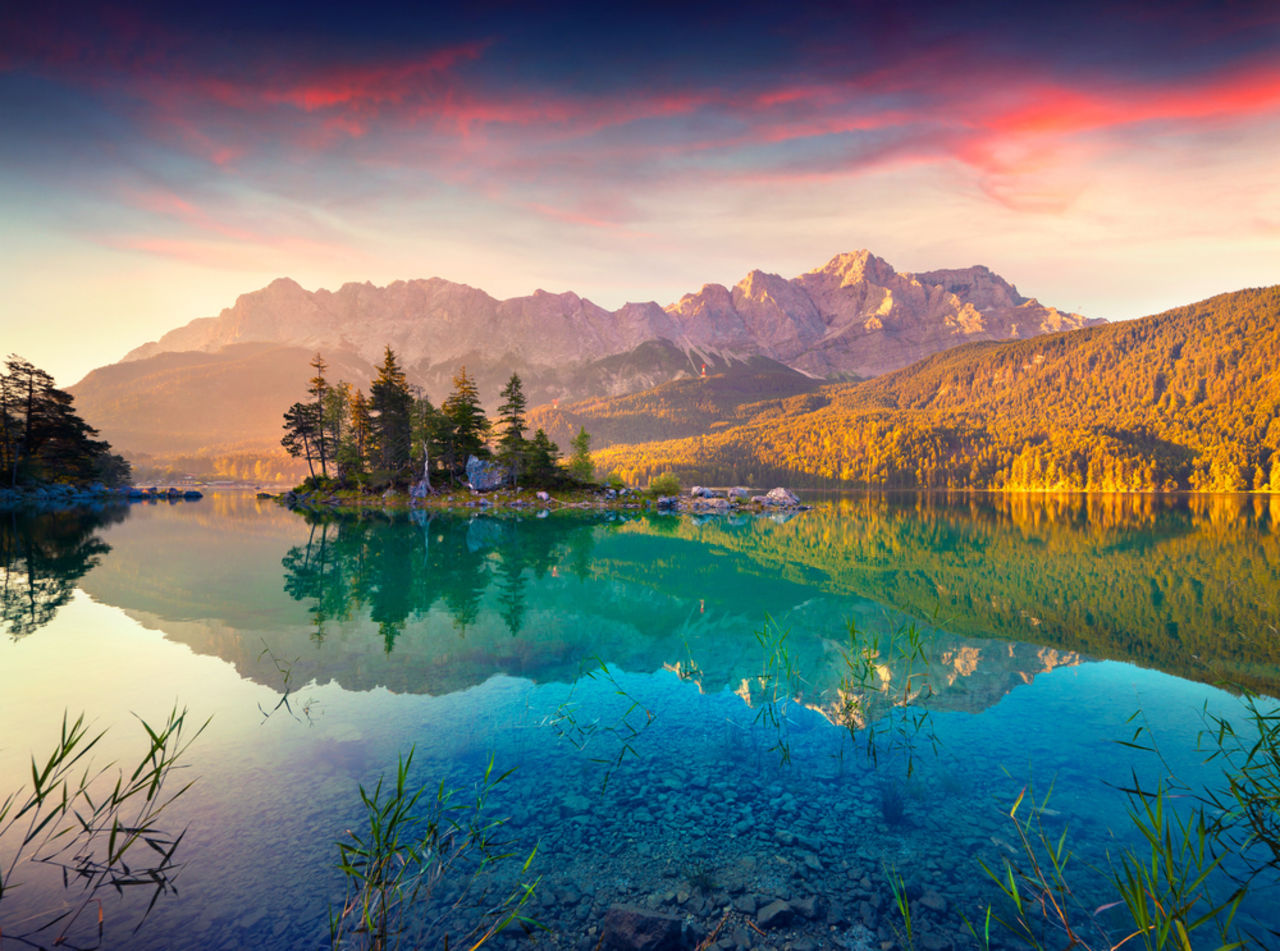 Sonnenuntergang am Eibsee in Bayern, Deutschland mit Blick auf die Zugspitze